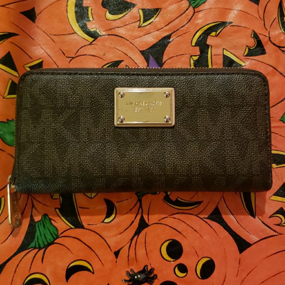 Auth MK Jet Set Zip Around Continental Wallet